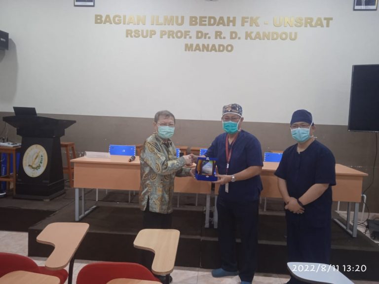 Kunjungan dr. Lie Agustinus Dharmawan, Ph.D, Sp.B, Sp.BTKV di Bagian Ilmu Bedah FK UNSRAT/RSUP Prof. Dr. R.D. Kandou Manado